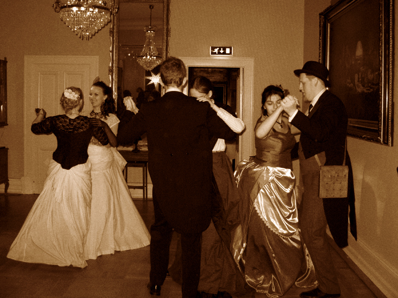 Dansande människor på steampunkbal. Foto: Helena Hultén.